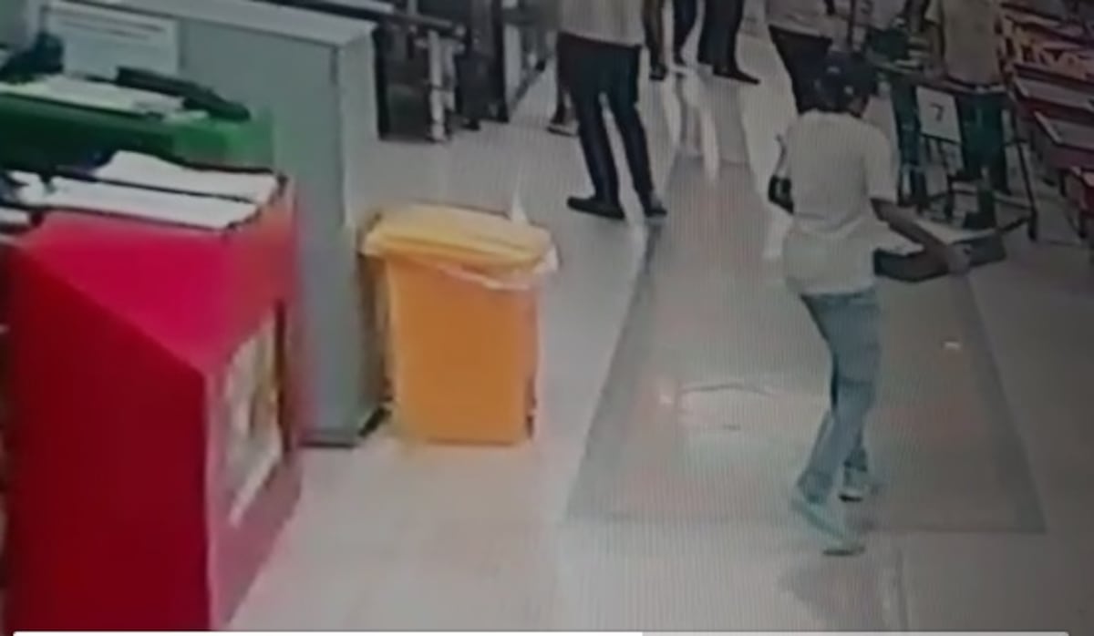 Con arma en mano roban en super Xtra de San Miguelito.  Se llevaron a pie varias cajas registradoras. Video