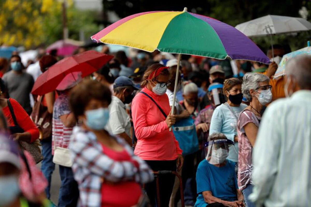 Filas interminables de madrugada, estafas y engaños: así funciona el caótico plan de vacunación en Venezuela