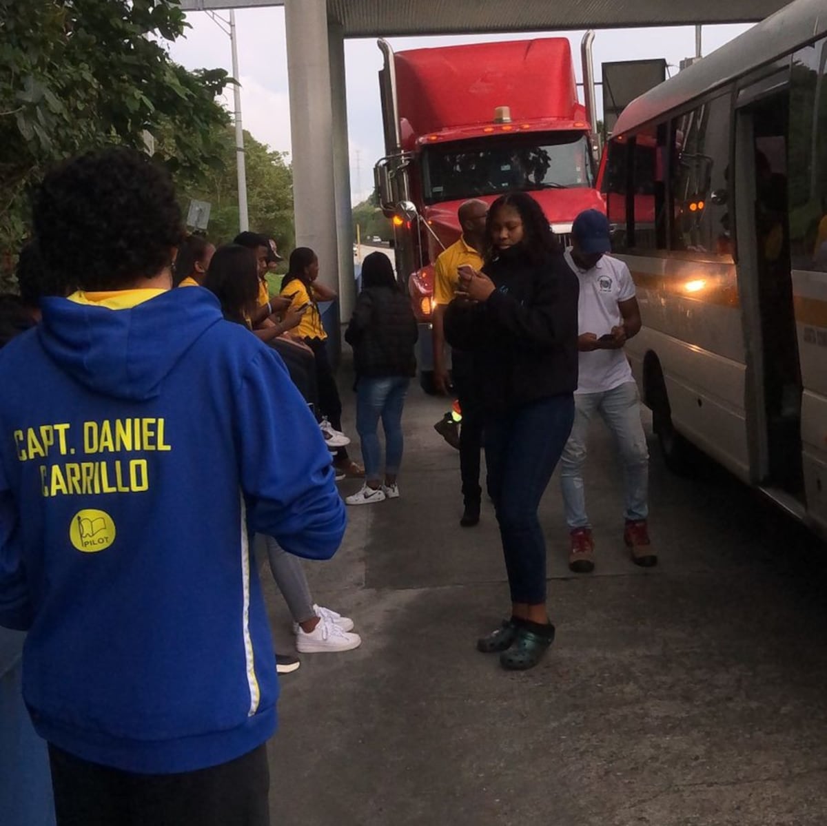 Mula choca a autobús donde viajaba equipo femenino de baloncesto. Varias quedaron heridas