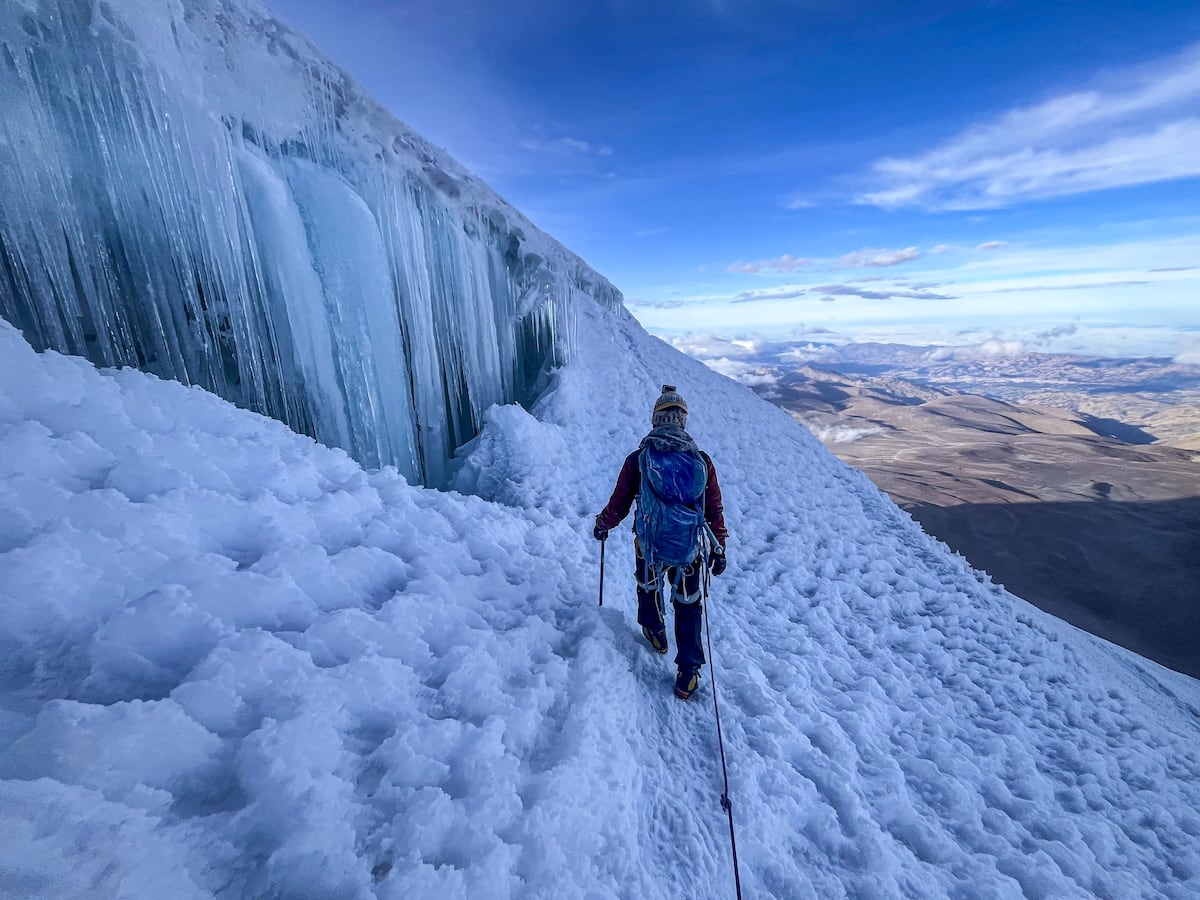 La bandera de Panamá llegó a 6 mil 263 metros: el cabo que llegó a la cima del Chimborazo