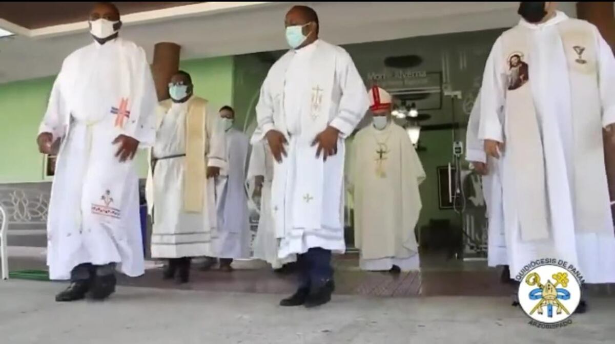 Baile para Dios. Sacerdotes, entre ellos Monseñor Ulloa hacen la coreografía de ‘Jerusalema’ +Video