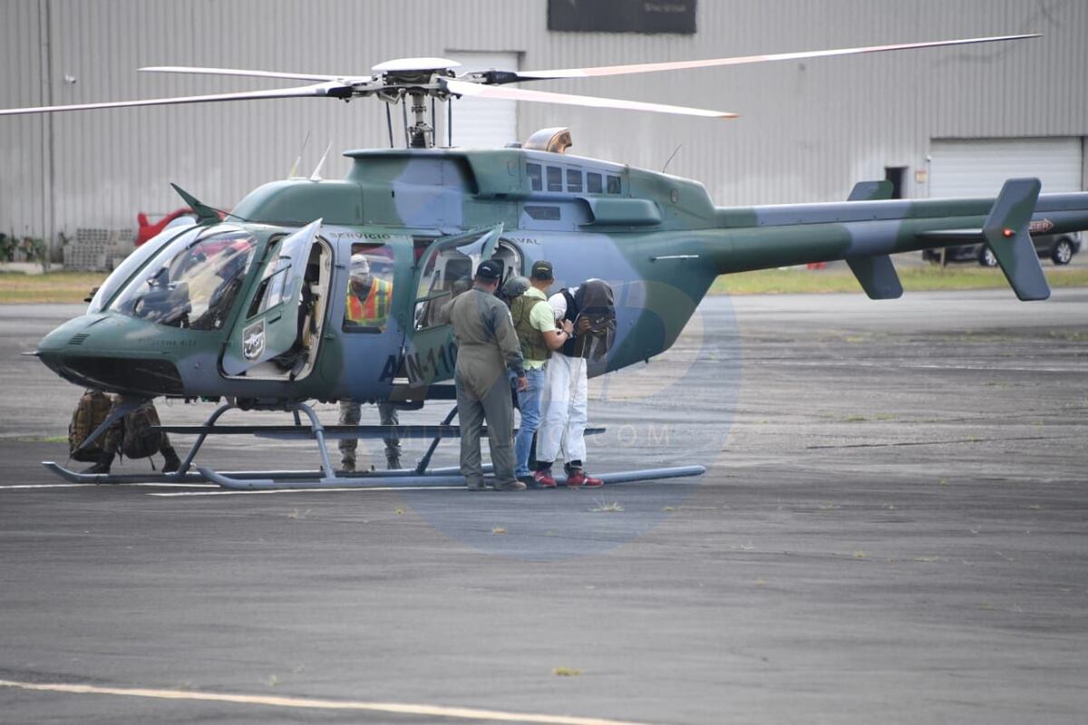 Con chaleco antibalas trasladan a uno de los más buscados por homicidio en El Chumical.  Video