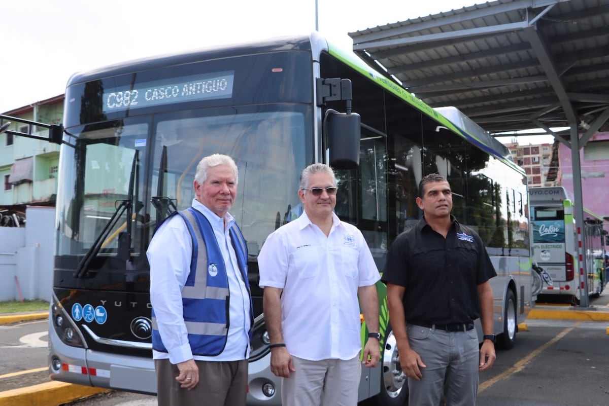 Hasta 60 pasajeros y WiFi: MiBus pone a rodar la ‘Ruta Verde’ con cinco buses eléctricos que ya conectan 5 de Mayo con Casco Antiguo