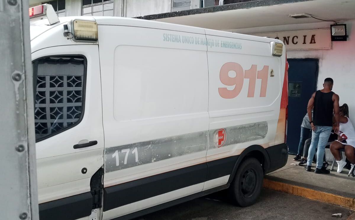 Quiso adelantarse al bus, pero cayó al pavimento y las llantas le pasaron encima