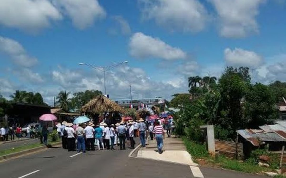 Sonaeños participan en desfile de la pollera, el tamborito y carretas