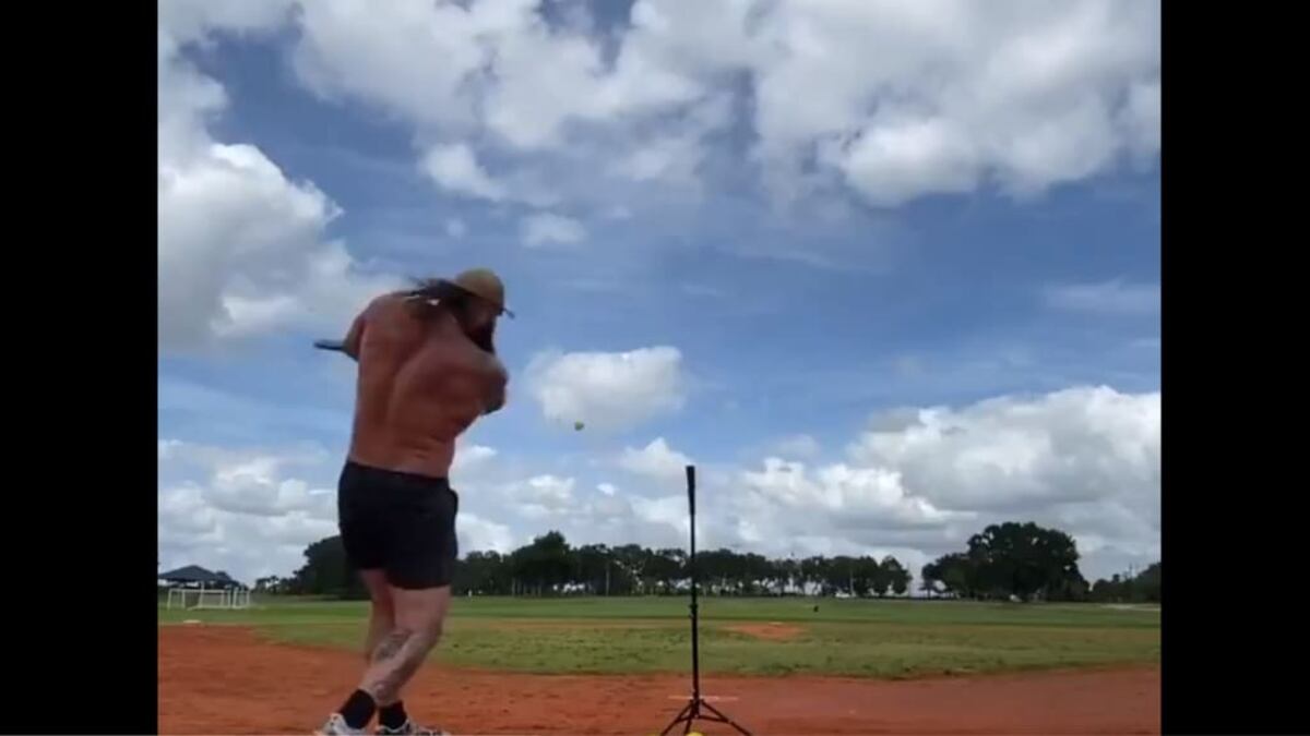  Campeón del WWE destroza bolas de softbol