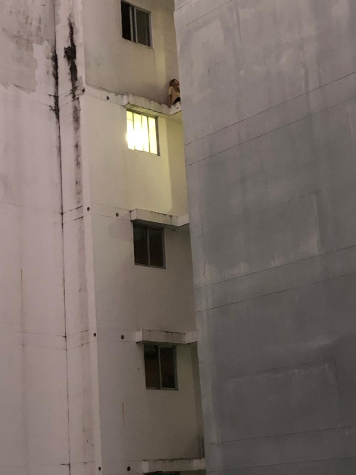 ¡Lamentable!. Por segunda vez intenta lanzarse de un edificio| Video