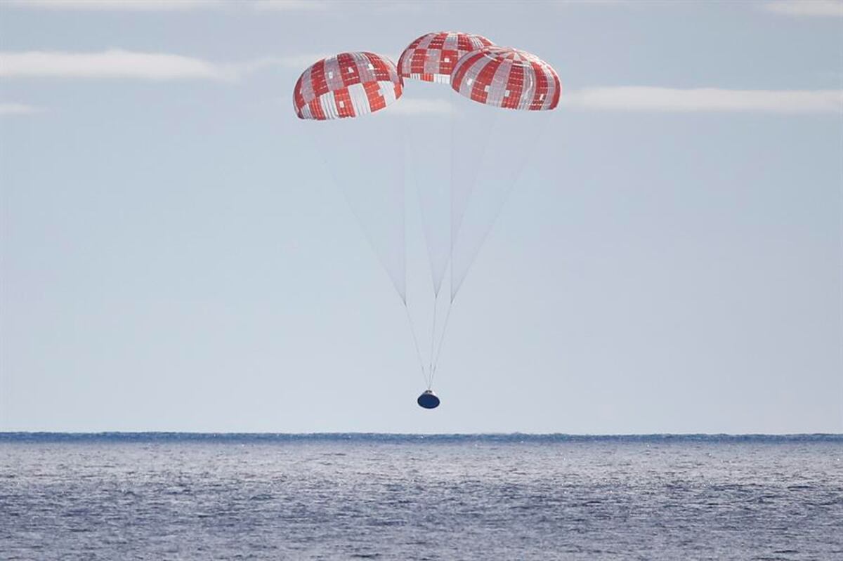 La nave Orión, del programa Artemis I, regresa a la tierra luego de pasear cerca de la luna