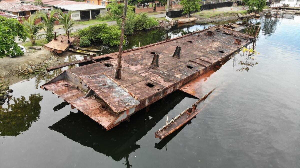 Combustible salía de un barco en desuso en Almirante