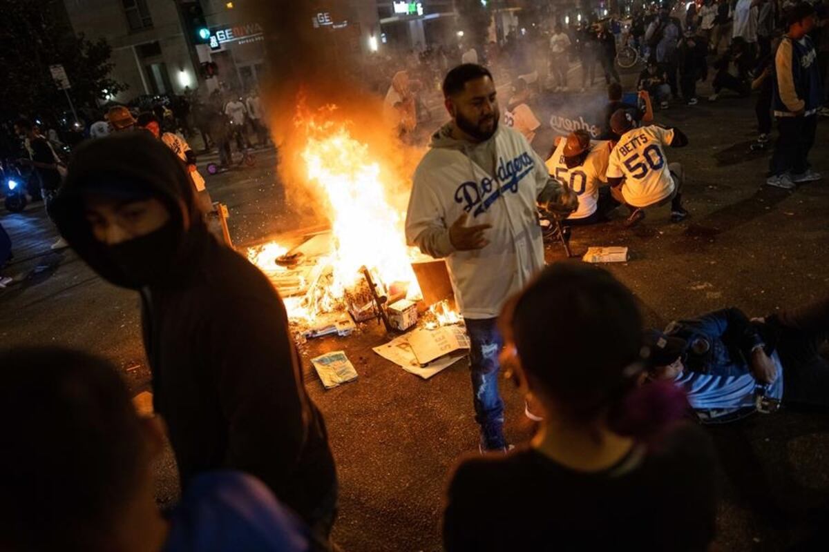 Policía de Los Ángeles se tuvo que fajar a balazos de goma con los fanáticos de Los Dodgers