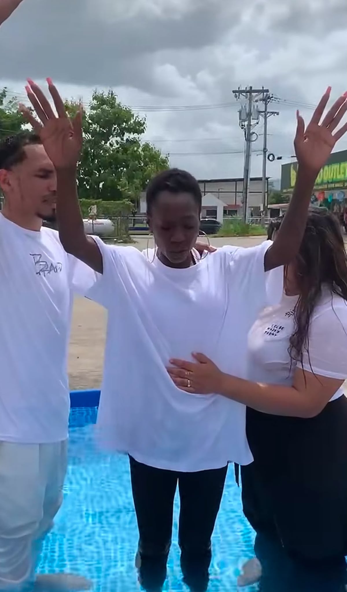 VIDEO | Dundunsua inicia una nueva vida en la fe y dice: ‘¿Listos para esta nueva versión?’ tras su bautizo