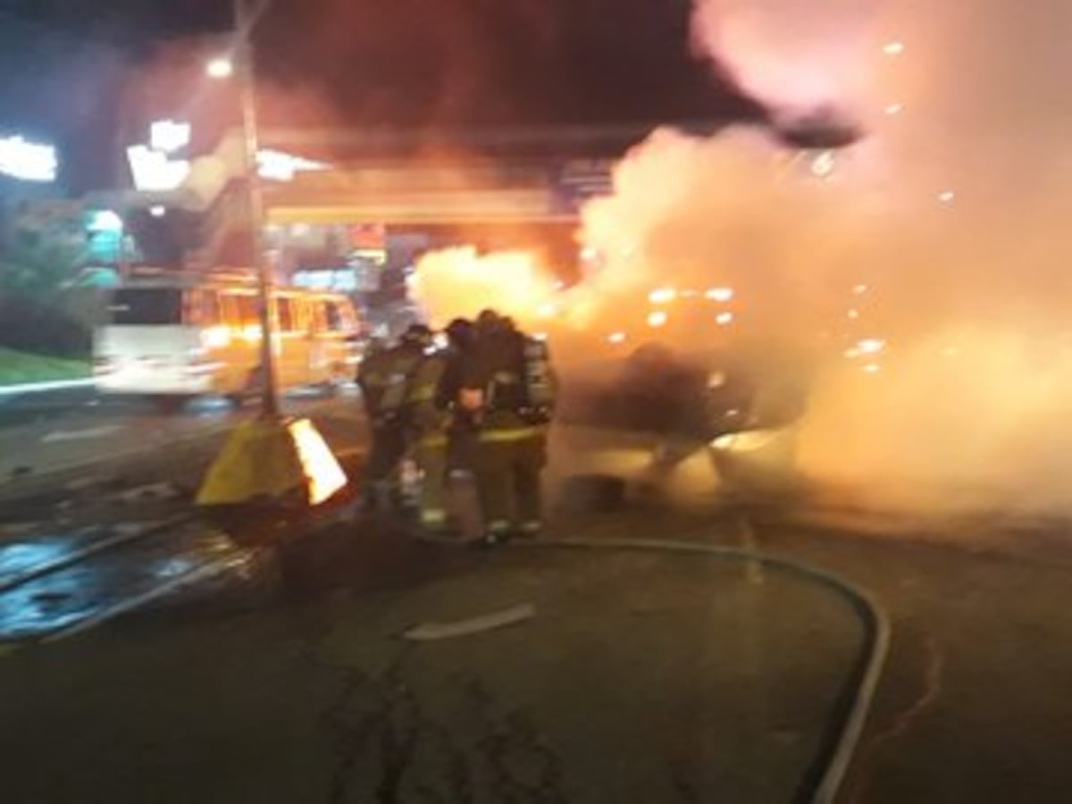 Impactante. Auto choca contra el poste de un semáforo, se vuelca y se incendia. Conductor muere. Video