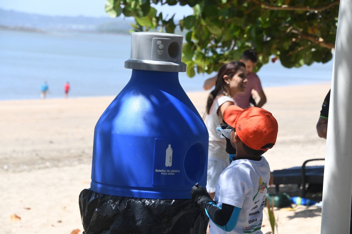 Colocan contenedores para disposición correcta de botellas plásticas en playa Veracruz