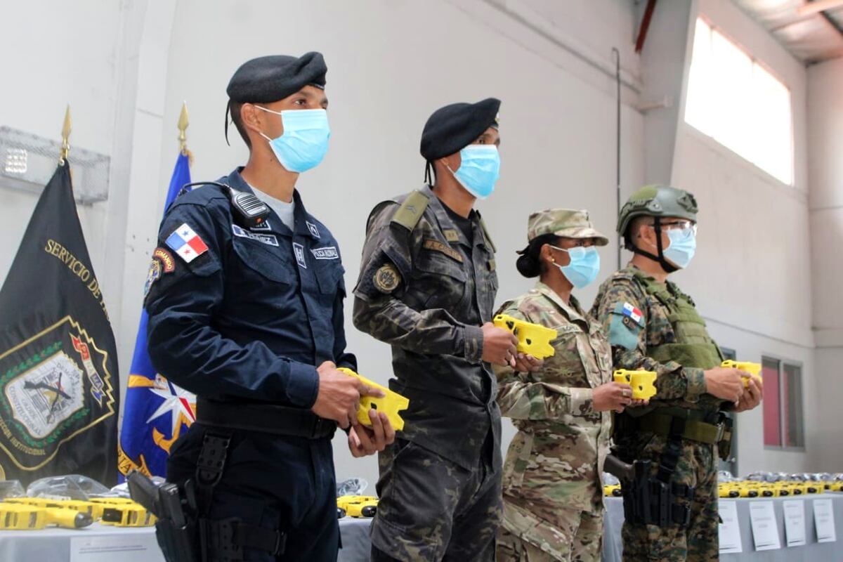 Para los que se resistan. Entregan pistolas ‘taser’ a miembros de la Fuerza Pública