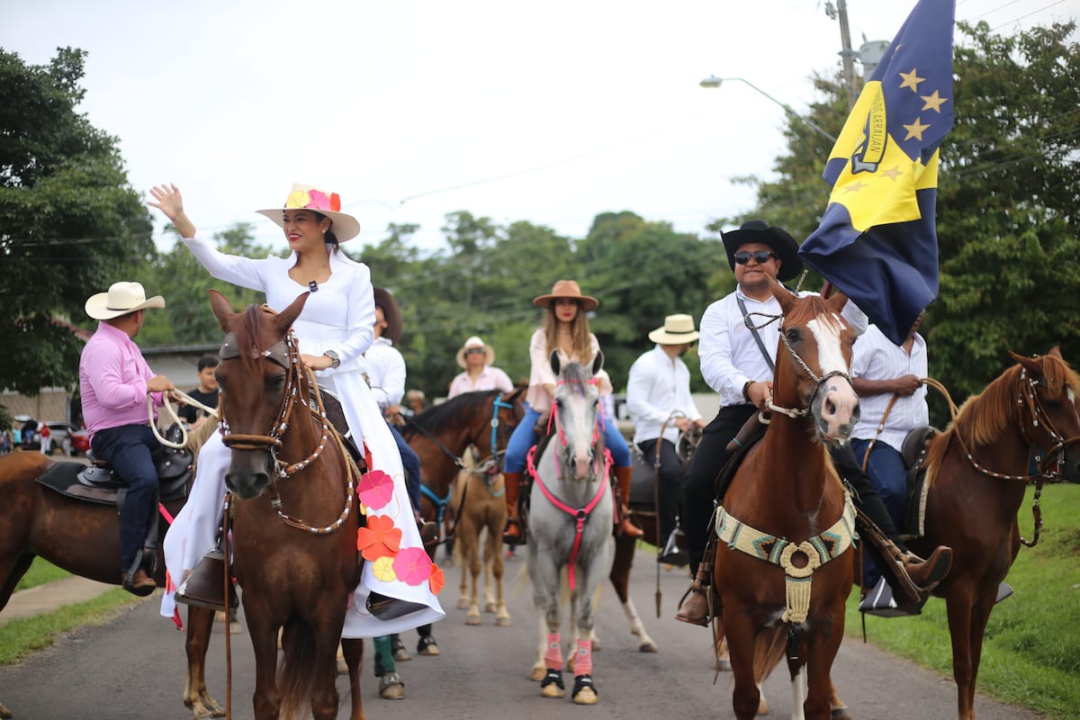 Familias disfrutan de tradición y cultura en Santa Clara con primera gran cabalgata para celebrar su 169º aniversario