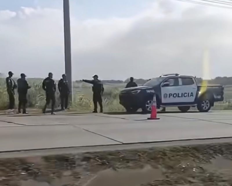 Mujer resulta herida tras ráfagas desde auto en movimiento