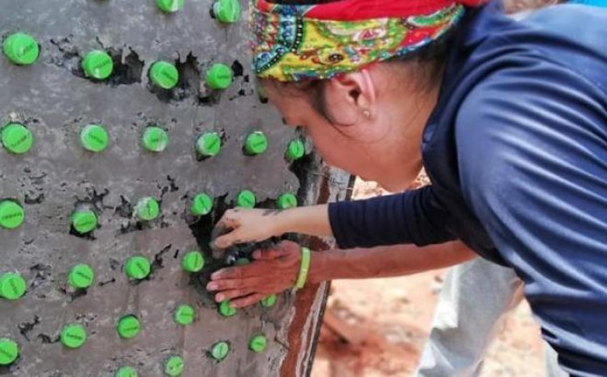 Diez mil botellas de plástico para levantar una casa comunal en Panamá