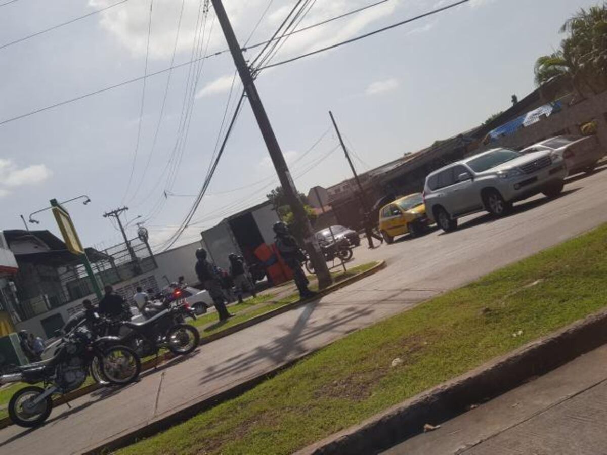 Intentan asaltar supermercado en Campo Lindbergh. Seguridad se fajó bonito