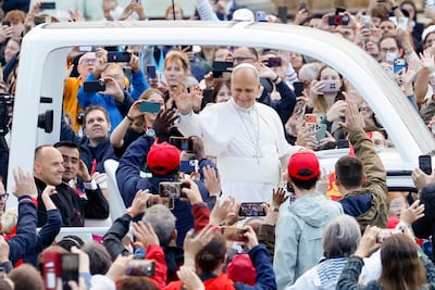 León XIV vuelve al papamóvil y recibe una ovación en el Vaticano