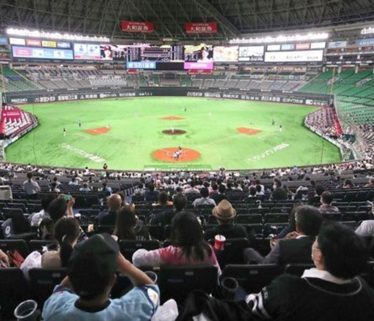 Fanáticos del béisbol en Japón regresaron a los estadios este viernes