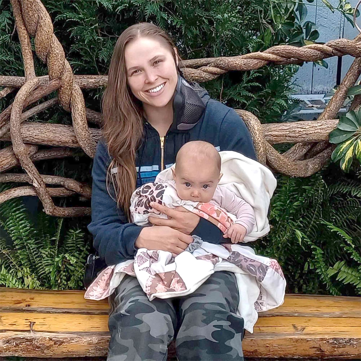 Ronda Rousey da la bienvenida a su hija durante los incendios de California