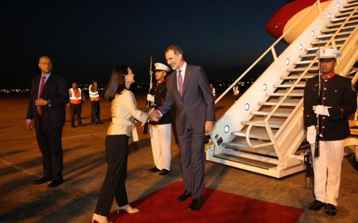 Caminó por la alfombra roja. El rey Felipe VI de España llegó a Panamá en su avión privado para la toma de posesión