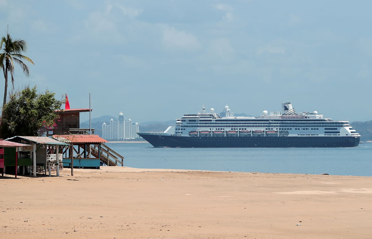 Pareja recién casada cuentan su ‘pesadilla’ a bordo del crucero Zaandam en la Bahía de Panamá