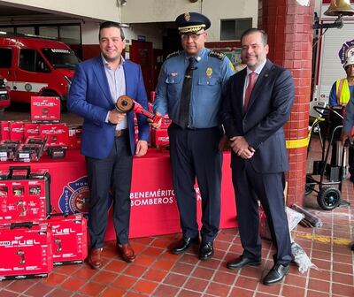 ¡Con equipos de vanguardia! Embajador de EE.UU. Visita el Cuerpo de Bomberos con Donación de Alta Tecnología