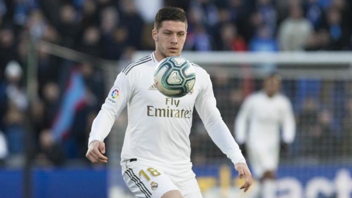 “Ta’ salao”. Luka Jovic se lesiona el talón entrenando en su casa