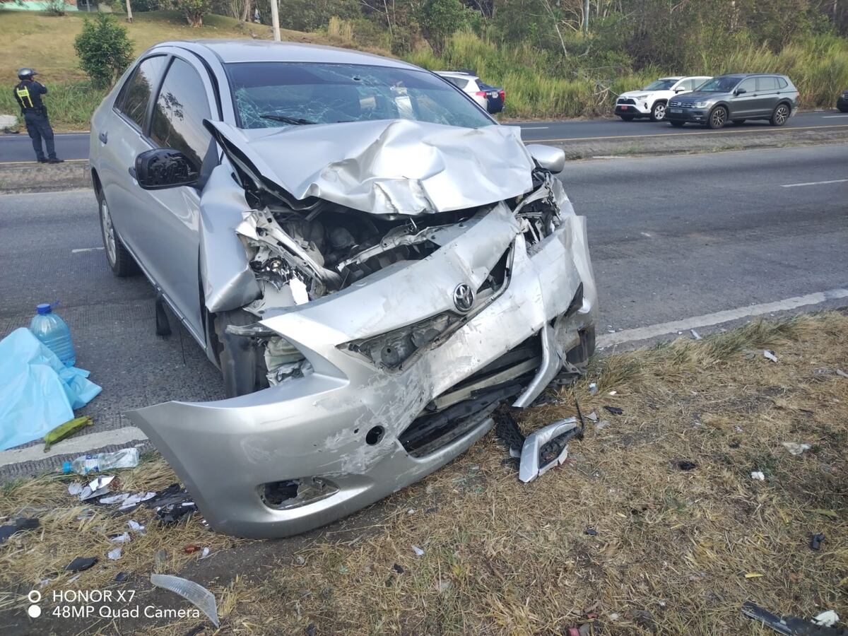 Se quedó dormido. Auto se cruza a carril contrario e impacta de frente con otro. Muere la copiloto