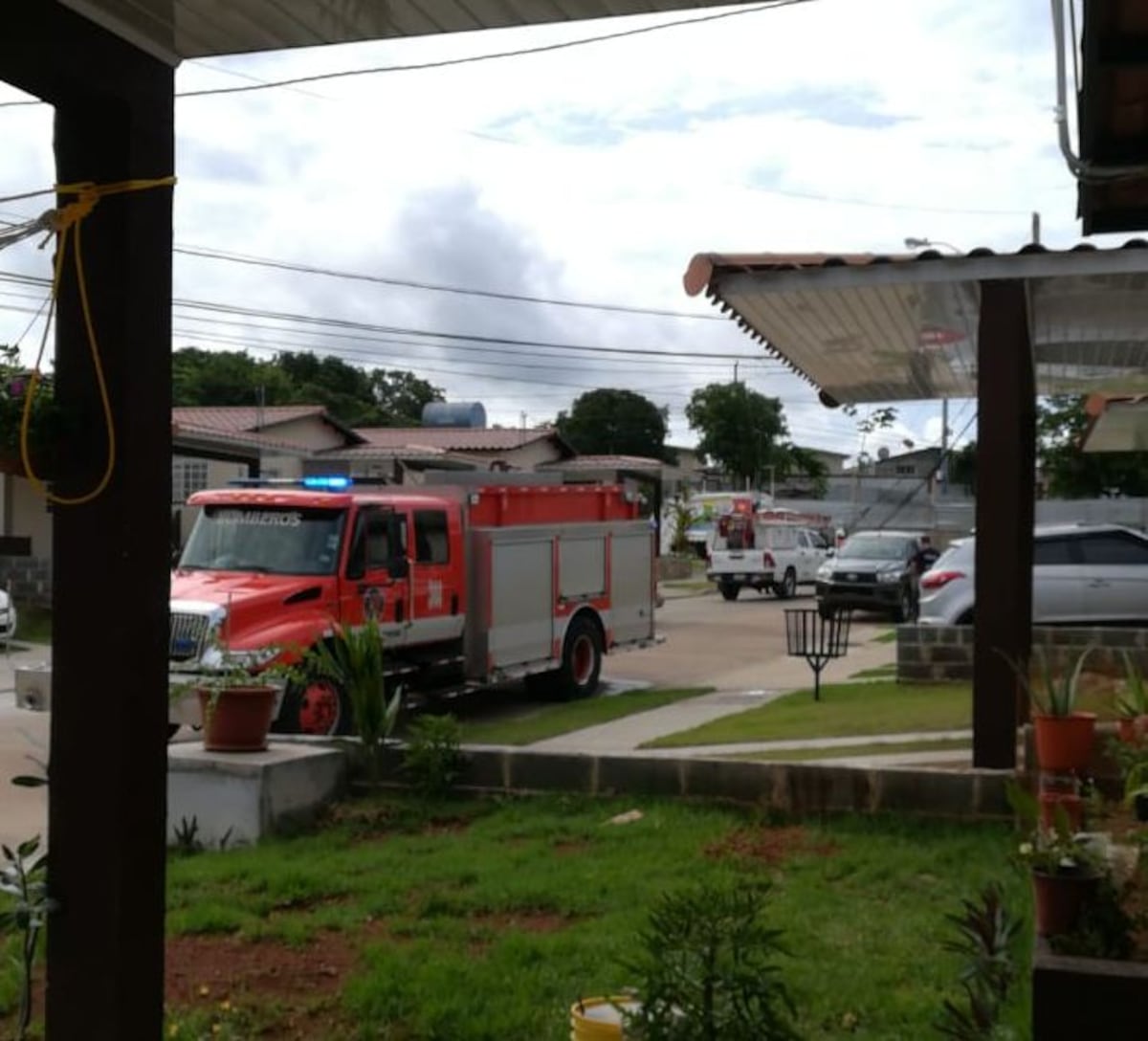 Tragedia. Camión golpeó poste de luz y le cayó encima a recolector de basura. Video