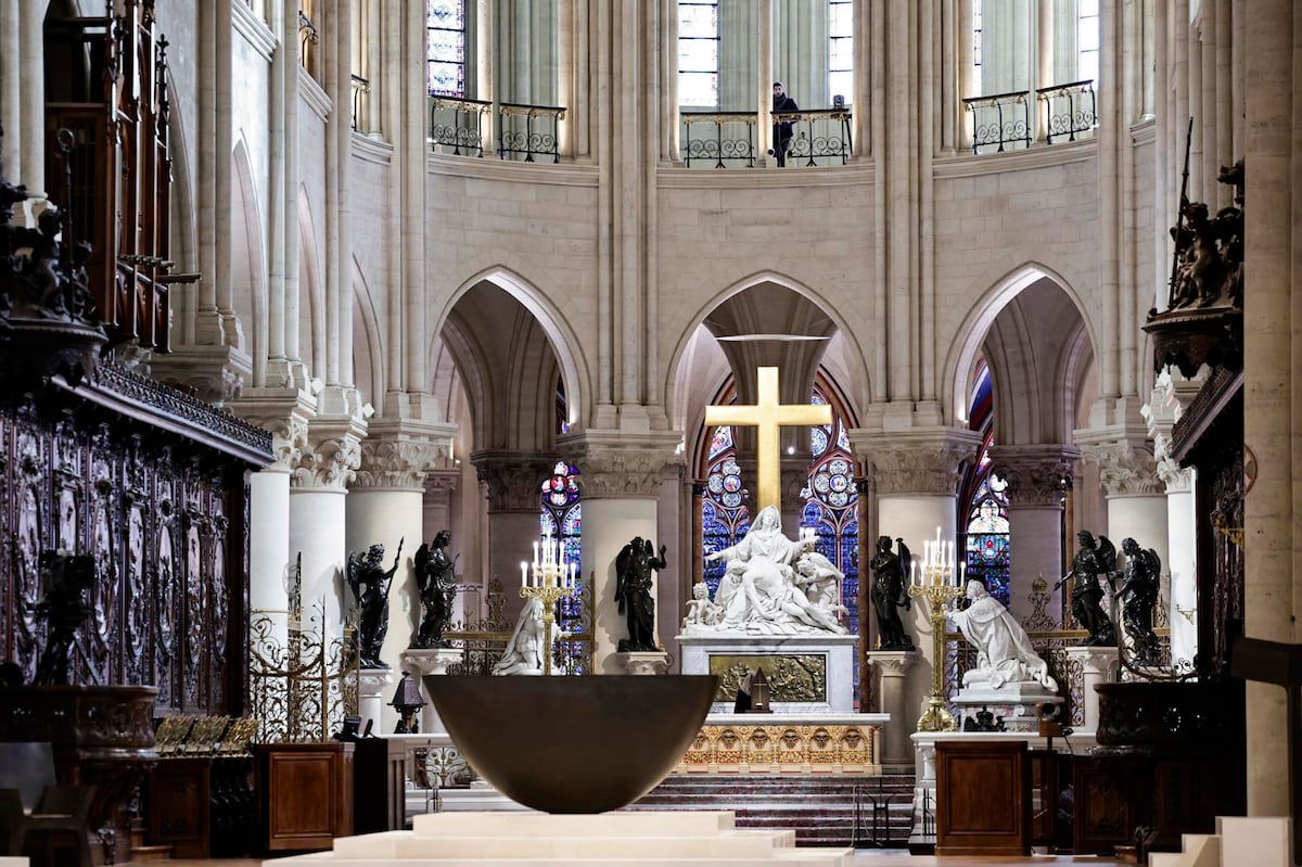 Presidente de Francia visita la catedral de Notre Dame