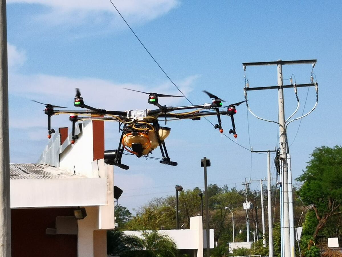 De manera gratuita. Empresa fumiga con drones el hospital Rafael Hernández en la ciudad de David 