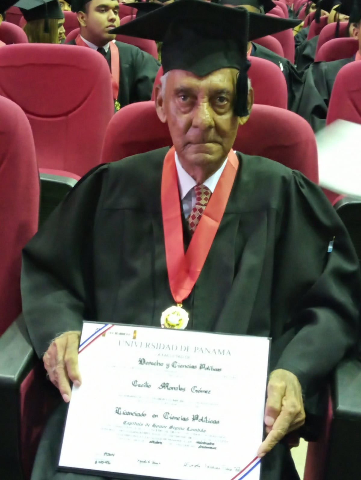 A sus 77 años abuelito panameño recibe diploma 