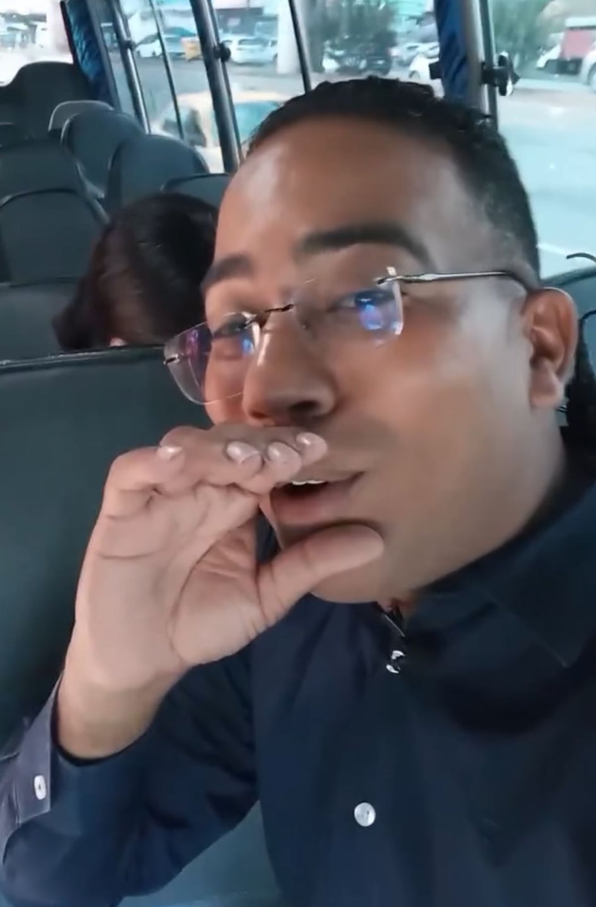 ¡Jermaine Cumberbatch de pavo! El periodista sorprende a usuarios en la ruta de Chilibre